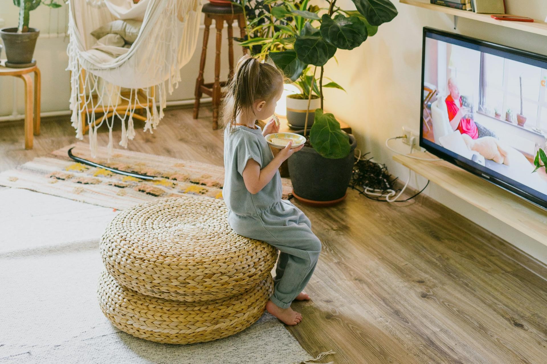 إيجابيات وسلبيات التلفاز علي الأطفال